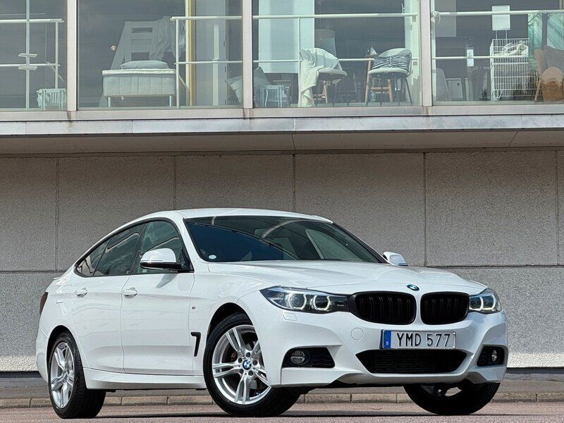 Vit Begagnad 2018 BMW 320 Gran Turismo M Sport Halvkombi | 169 900 kr (Bra pris) - Bild 1/4