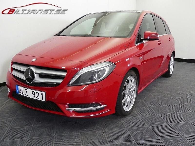Röd Begagnad 2012 Mercedes B180 Minibuss | 109 900 kr (Marknadspris) - Bild 1/4