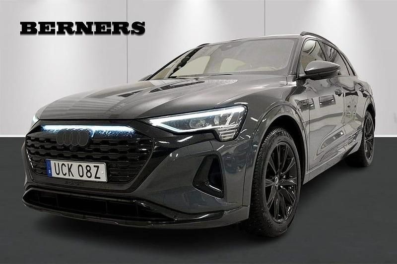 Grå Begagnad 2024 Audi Q8 e-tron Proline SUV | 589 000 kr (Superpris) - Bild 1/4