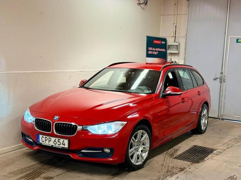 Röd Begagnad 2014 BMW 318 Sport Line Kombi | 85 000 kr (Superpris) - Bild 1/4