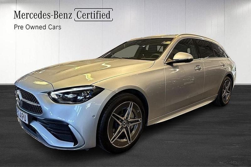 Silver Begagnad 2024 Mercedes C300e AMG Kombi | 549 000 kr (Marknadspris) - Bild 1/4