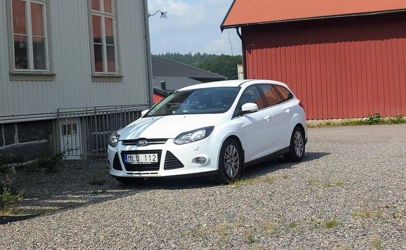 Vit Begagnad 2011 Ford Focus Titanium Kombi | 45 000 kr (Marknadspris) - Bild 1/1