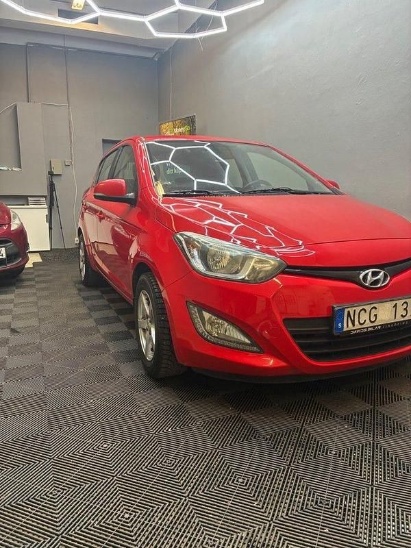 Begagnad Hyundai i20 Premium 84 HK (61 kW) 2012 Röd Halvkombi