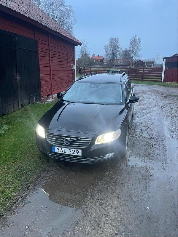 Svart Begagnad 2016 Volvo V70 Momentum Kombi | 68 000 kr (Lite dyr) - Bild 1/4