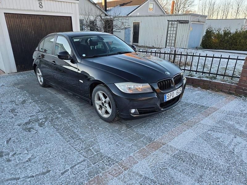 Begagnad BMW 318 143 HK (105 kW) 2011 Svart Sedan