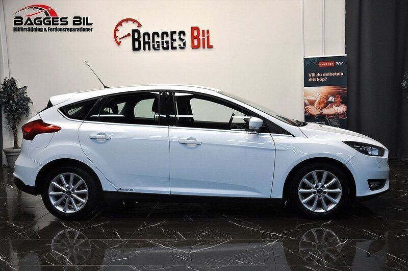 Vit Begagnad 2016 Ford Focus Halvkombi | 125 900 kr (Marknadspris) - Bild 1/4