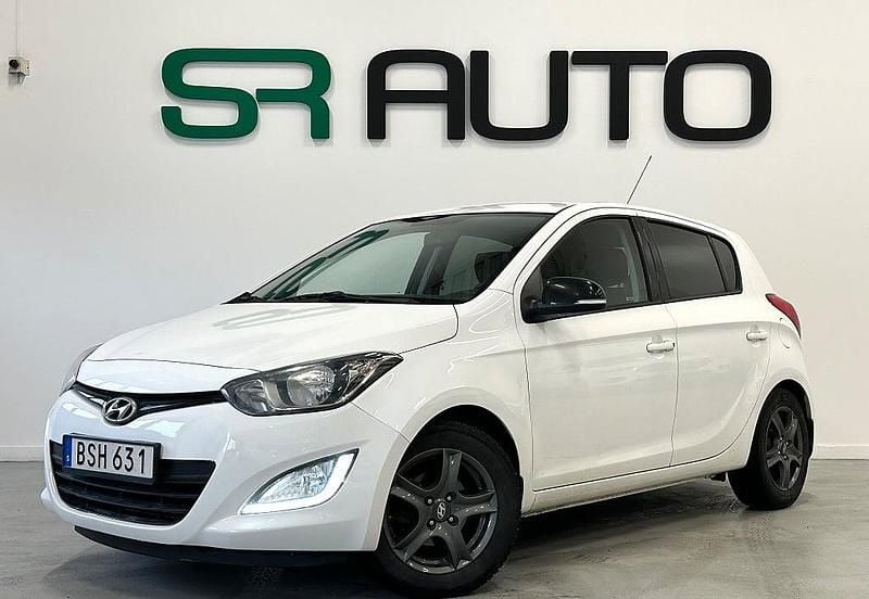 Vit Begagnad 2014 Hyundai i20 Halvkombi | 89 900 kr (Marknadspris) - Bild 1/4