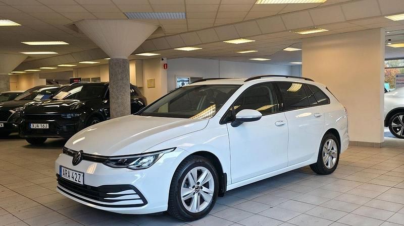 Vit Begagnad 2023 VW Golf VIII Kombi | 274 900 kr (Marknadspris) - Bild 1/4