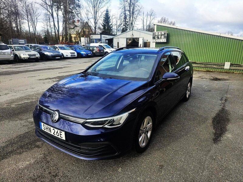 Mörkblå Begagnad 2021 VW Golf VIII Kombi | 229 900 kr (Marknadspris) - Bild 1/4
