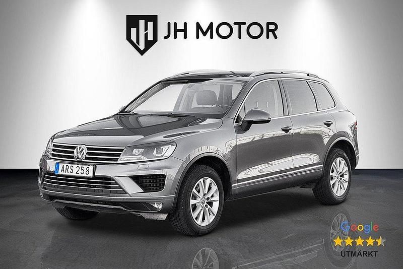 Grå Begagnad 2015 VW Touareg SUV | 239 900 kr (Lite dyr) - Bild 1/4