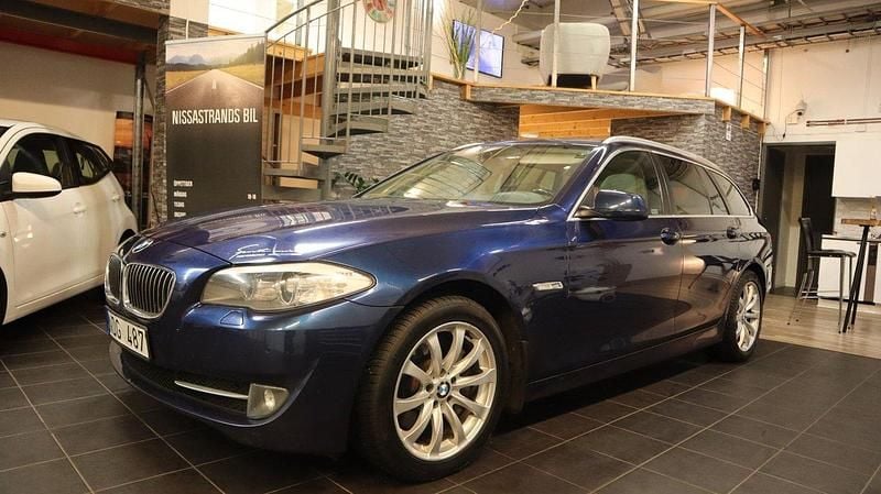 Blå Begagnad 2012 BMW 525 Kombi | 109 900 kr (Marknadspris) - Bild 1/4