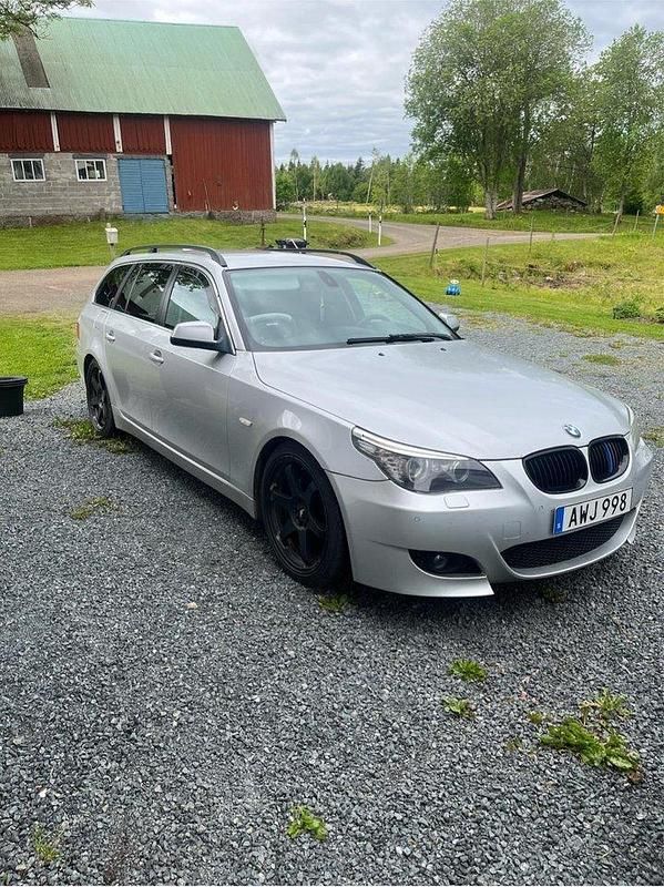 Grå Begagnad 2010 BMW 520 Kombi | 65 000 kr (Dyr) - Bild 1/4