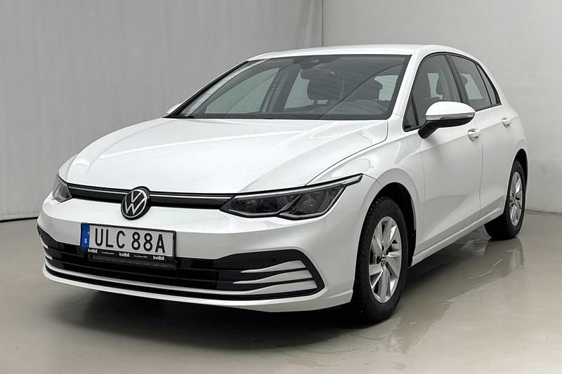 Vit Begagnad 2023 VW Golf VIII | 169 000 kr (Marknadspris) - Bild 1/4