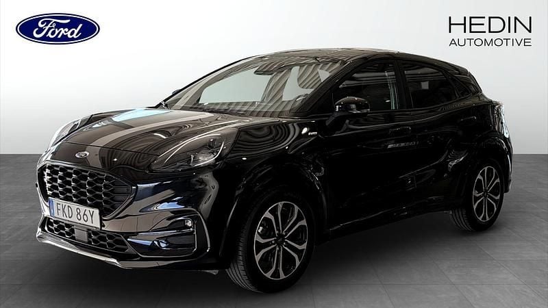 Svart (black) Begagnad 2022 Ford Puma Gen-E ST-Line Halvkombi | 219 900 kr (Marknadspris) - Bild 1/4