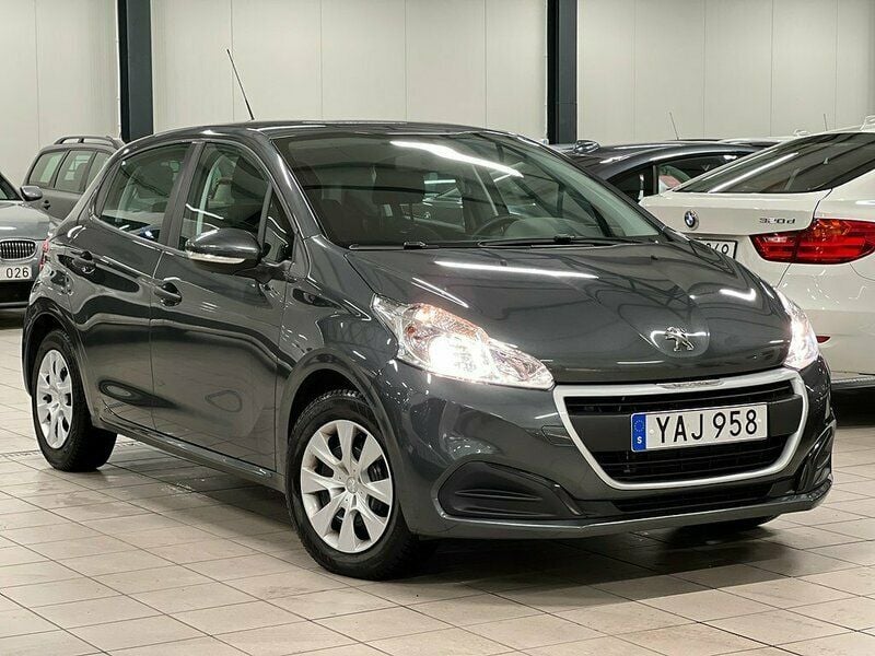 Mörkgrå (grå) Begagnad 2015 Peugeot 208 Halvkombi | 84 900 kr (Marknadspris) - Bild 1/4