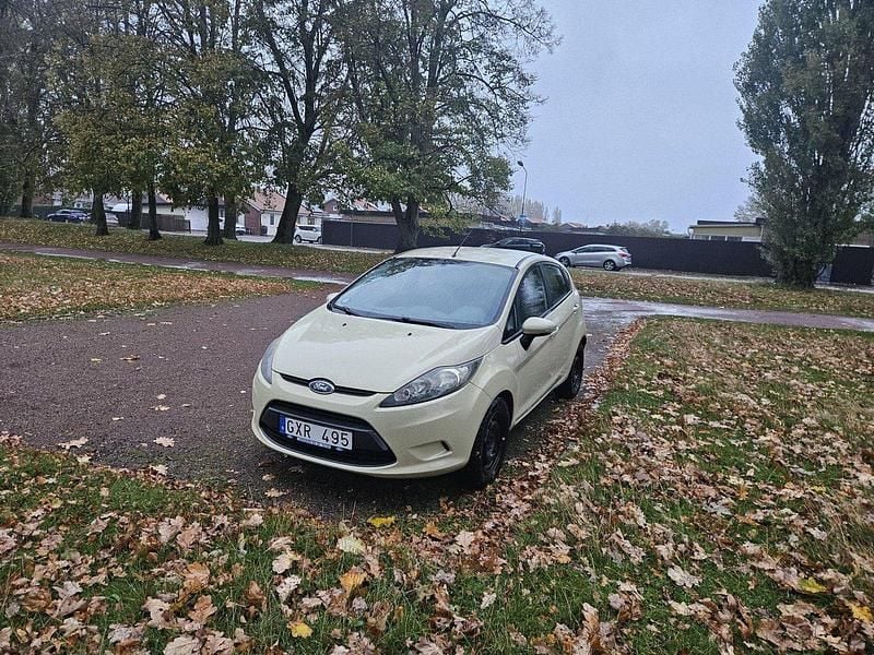 Grön Begagnad 2009 Ford Fiesta Trend Halvkombi | 37 000 kr (Marknadspris) - Bild 1/4
