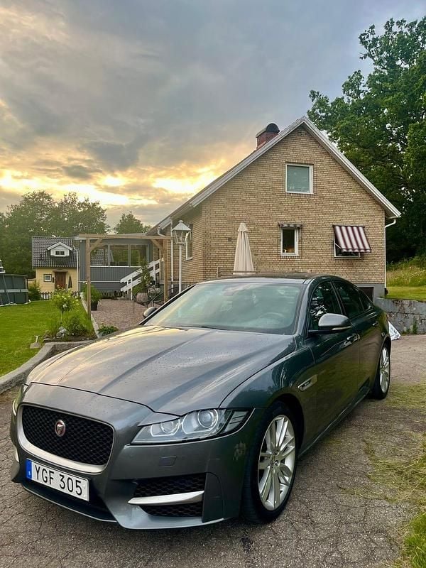 Metallic Begagnad 2017 Jaguar XF R-Sport | 152 000 kr - Bild 1/4