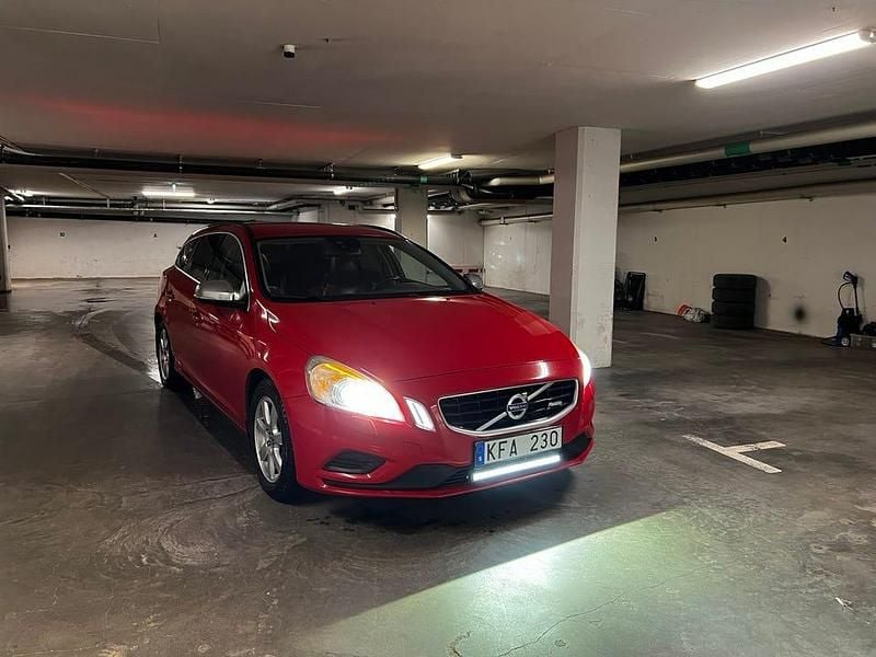 Begagnad Volvo V60 R-Design 136 HK (100 kW) 2013 Kombi