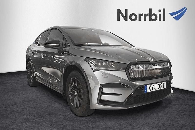 Grå Begagnad 2024 Skoda Enyaq iV RS SUV | 539 000 kr (Marknadspris) - Bild 1/4