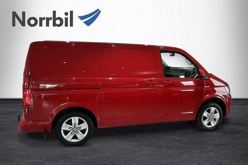 Röd (körsbärsröd) Begagnad 2017 VW T6 Van | 219 000 kr (Superpris) - Bild 1/4
