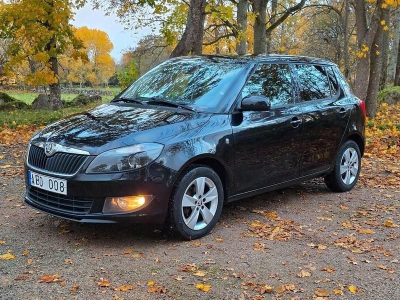 Svart Begagnad 2014 Skoda Fabia Ambition Halvkombi | 54 800 kr (Lite dyr) - Bild 1/4