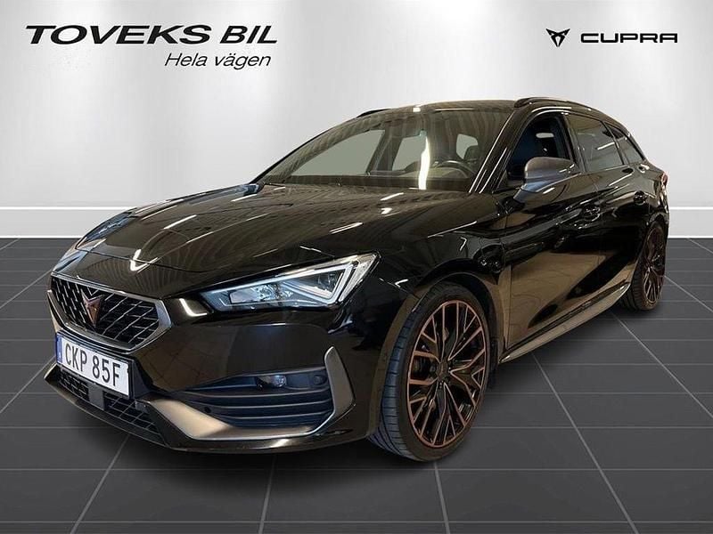 Svart (midnight black metallic) Begagnad 2022 Cupra Leon VZ Kombi | 289 000 kr (Marknadspris) - Bild 1/4