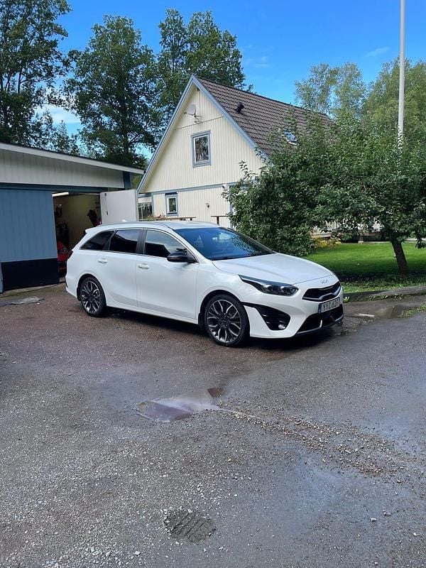 Vit Begagnad 2022 Kia Ceed Sportswagon Kombi | 230 000 kr (Marknadspris) - Bild 1/4