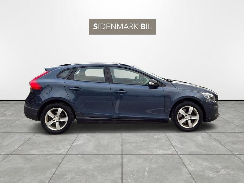 Blå Begagnad 2017 Volvo V40 CC Kombi | 153 800 kr (Marknadspris) - Bild 1/4