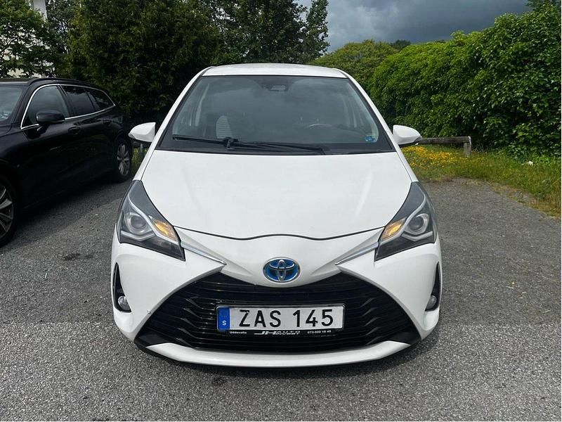 Vit Begagnad 2018 Toyota Yaris Hybrid Active Halvkombi | 98 900 kr (Lite dyr) - Bild 1/4