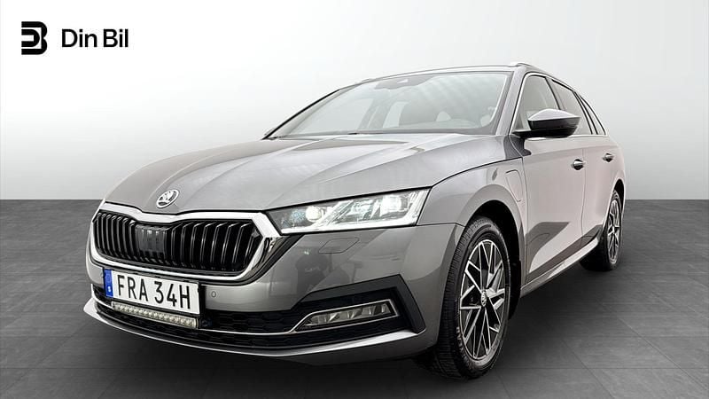 Grå Begagnad 2023 Skoda Octavia Style Kombi | 314 900 kr (Bra pris) - Bild 1/4