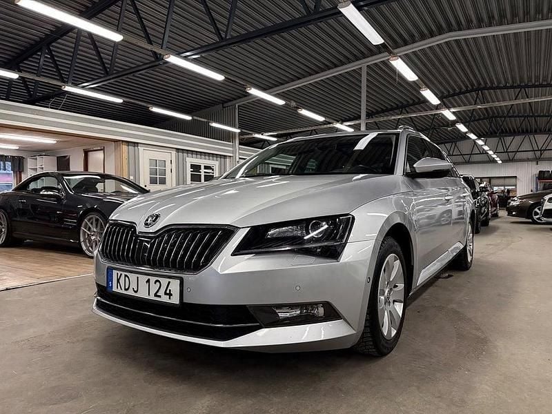Silver Begagnad 2015 Skoda Superb Style Kombi | 169 900 kr (Lite dyr) - Bild 1/4