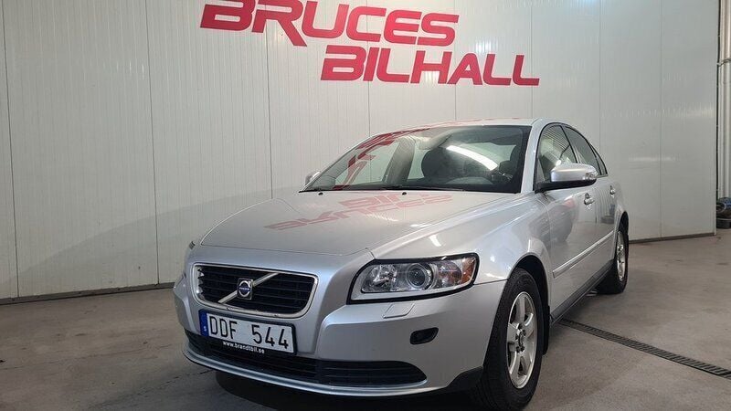 Ljusgrå Begagnad 2008 Volvo S40 Kinetic Sedan | 62 900 kr (Marknadspris) - Bild 1/4