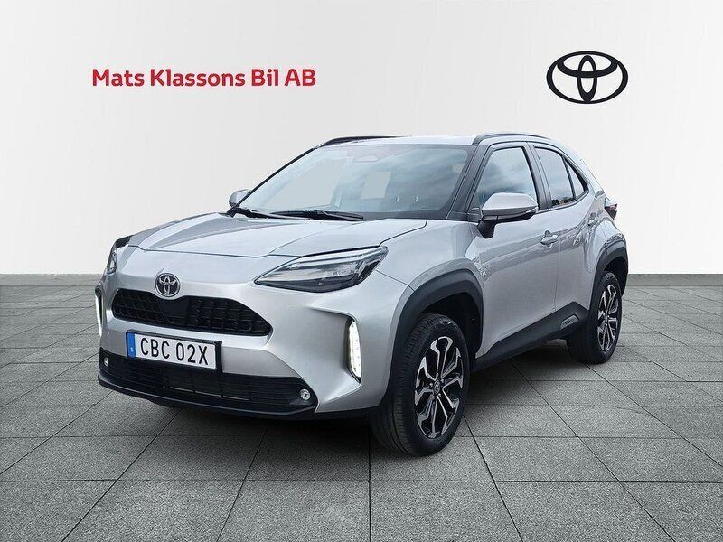 Silver Begagnad 2024 Toyota Yaris Cross SUV | 319 000 kr (Marknadspris) - Bild 1/4