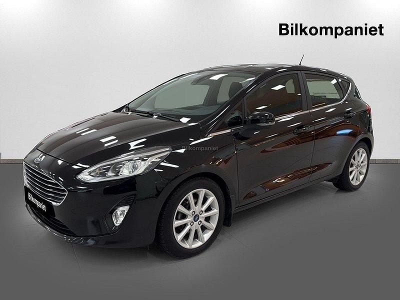 Svart Begagnad 2017 Ford Fiesta Titanium Halvkombi | 138 900 kr (Lite dyr) - Bild 1/4