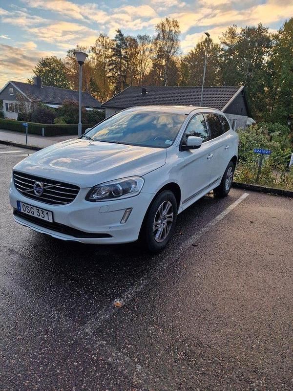 Vit Begagnad 2015 Volvo XC60 SUV | 159 900 kr (Marknadspris) - Bild 1/4
