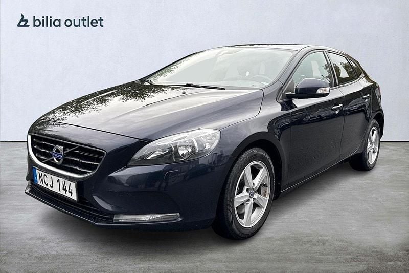 Mörkblå Begagnad 2016 Volvo V40 Kinetic Kombi | 129 900 kr (Marknadspris) - Bild 1/4