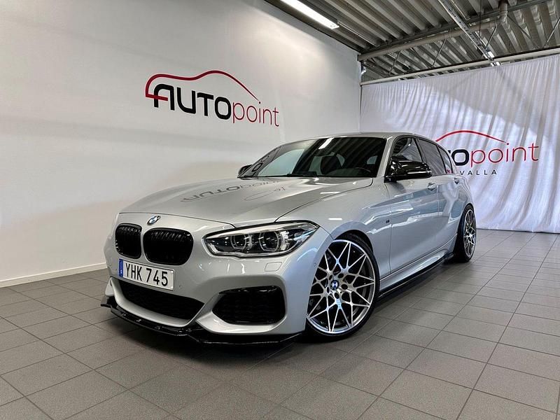 Silver Begagnad 2016 BMW M140 M Performance Halvkombi | 349 000 kr (Dyr) - Bild 1/4