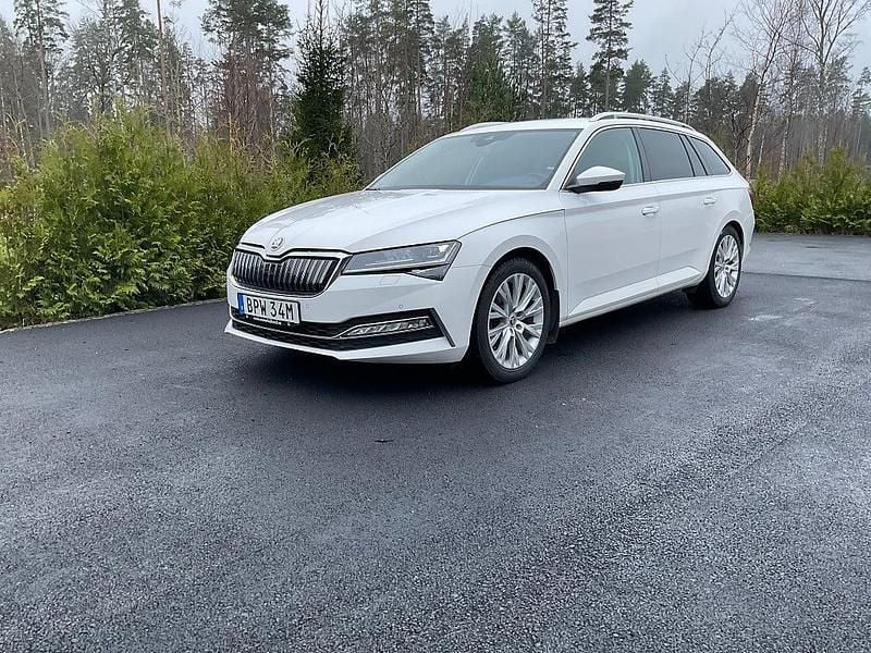 Vit Begagnad 2021 Skoda Superb Business Line Kombi | 239 000 kr (Superpris) - Bild 1/4