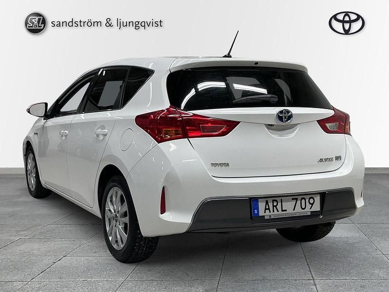 Begagnad Toyota Auris Hybrid Edition 137 HK (100 kW) 2014 Vit Halvkombi