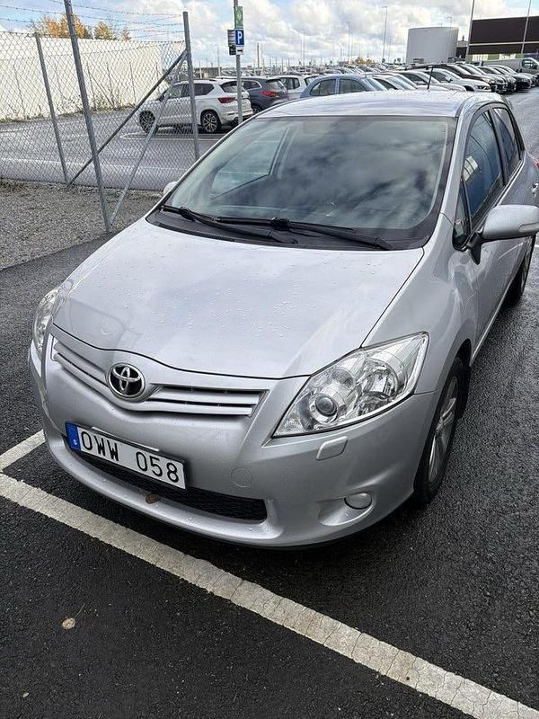 Silver Begagnad 2010 Toyota Auris Halvkombi | 56 000 kr (Bra pris) - Bild 1/4