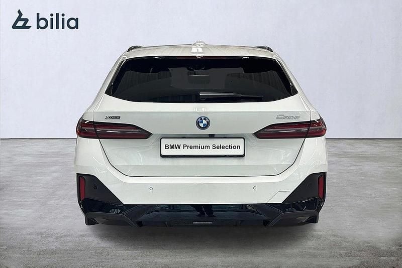 Begagnad BMW 530e M Sport 299 HK (219 kW) 2025 Vit (alpinvit) Kombi