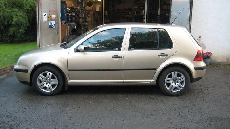 Ljusbrun Begagnad 2002 VW Golf IV Trendline Halvkombi | 21 900 kr (Bra pris) - Bild 1/3