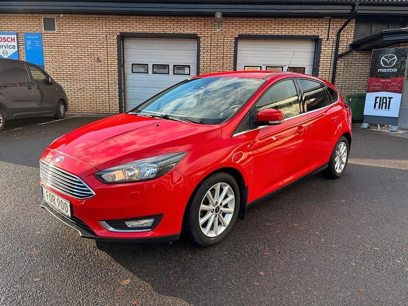Röd Begagnad 2016 Ford Focus Titanium Halvkombi | 79 900 kr (Marknadspris) - Bild 1/4