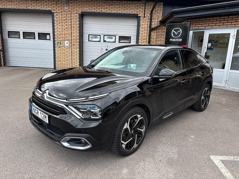 Begagnad Citroën C4 PureTech 131 HK (96 kW) 2023 Svart perla nera metallic Halvkombi