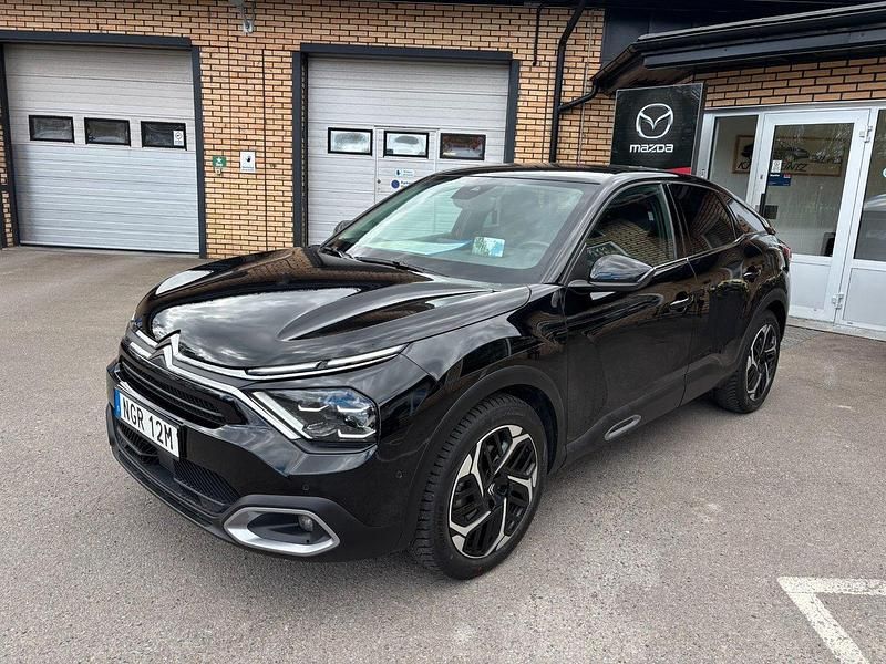 Svart perla nera metallic Begagnad 2023 Citroën C4 PureTech Halvkombi | 224 500 kr (Marknadspris) - Bild 1/4