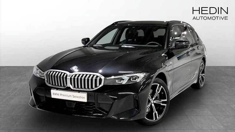 Svart (black) Begagnad 2024 BMW 330e Kombi | 489 700 kr - Bild 1/4