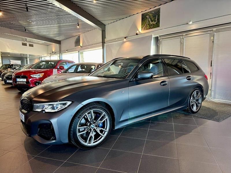 Frozen grey metallic Begagnad 2020 BMW M340 M Sport Sedan | 569 000 kr (Marknadspris) - Bild 1/4