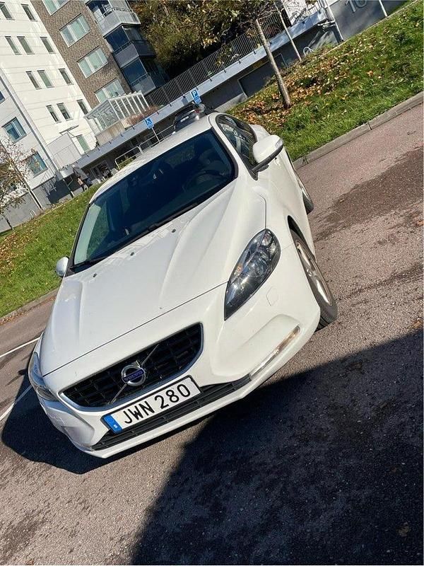 Begagnad Volvo V40 Kinetic 120 HK (88 kW) 2016 Vit Kombi