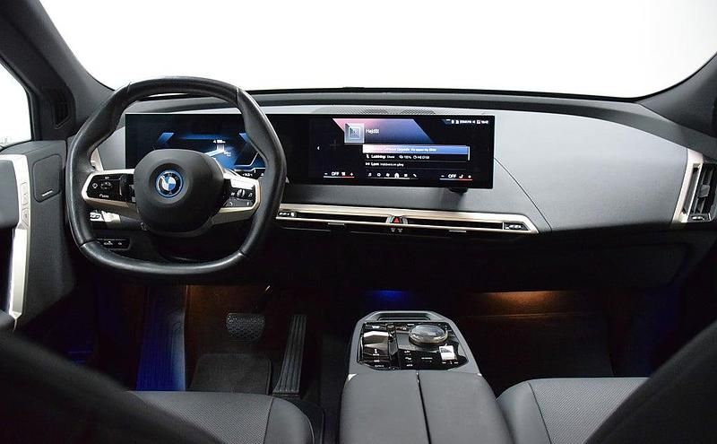 Begagnad BMW iX Comfort Edition 385 kW (524 HK) 2023 Phytonic blue SUV