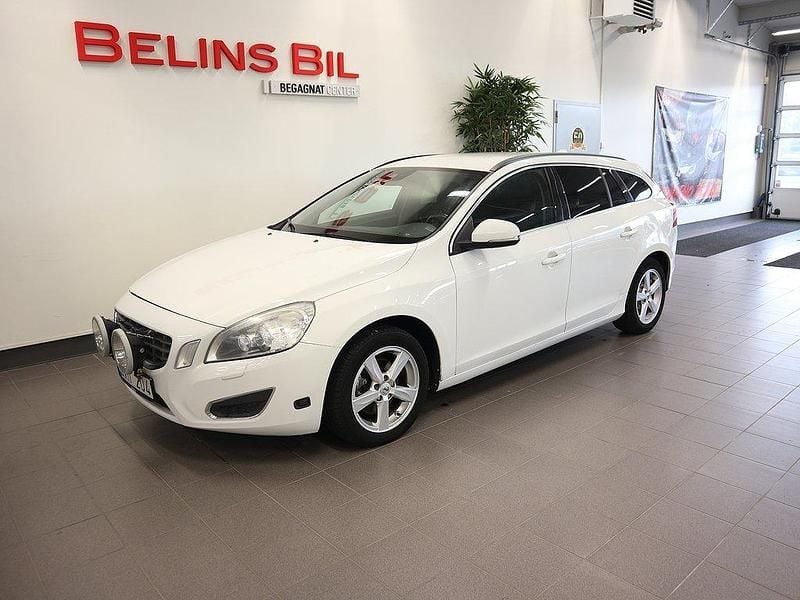 Vit Begagnad 2011 Volvo V60 Momentum Kombi | 29 000 kr (Superpris) - Bild 1/4